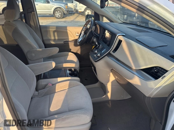 2015 Toyota Sienna LE AAS z VIN 5TDKK3DC5FS679407, wystawiony jako Copart lot #60572255 z przebiegiem 71 303 mil mil oraz Szkoda całkowita • Salvage title. Historia ofert i sprzedaży dostępna na DreamBid. Obrazek 5.
