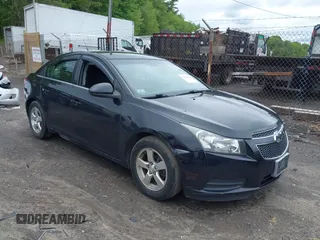 2014 Chevrolet Cruze 1LT z VIN 1G1PC5SB4E7191835, wystawiony jako IAAI lot #42231336 z przebiegiem 169 938 mil mil oraz . Historia ofert i sprzedaży dostępna na DreamBid. Obrazek 1.