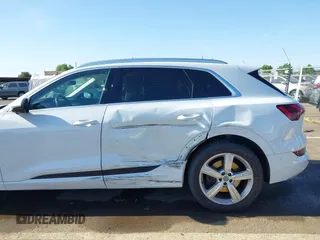 2019 Audi e-tron Premium Plus z VIN WA1LABGEXKB020765, wystawiony jako IAAI lot #42374055 z przebiegiem 53 673 mil mil oraz . Historia ofert i sprzedaży dostępna na DreamBid. Obrazek 6.
