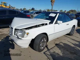 1995 Mercedes-Benz E Class with VIN WDBEA66E9SC258865, listed as a IAAI auction lot 41825726 with 101,866 mi miles. Bid and sale history available at carsss.com. Image 2.