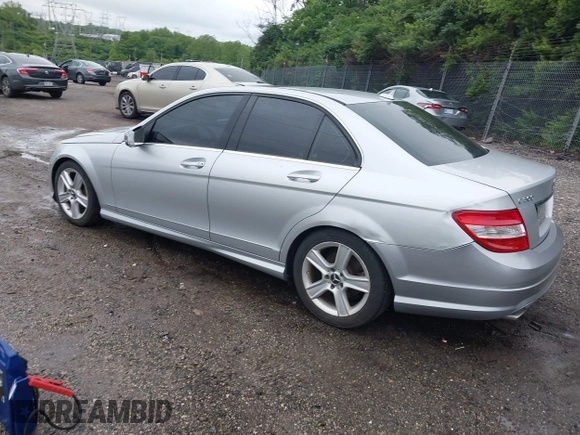 2010 Mercedes-Benz C 300 Sport z VIN WDDGF8BB5AF474511, wystawiony jako IAAI lot #42333110 z przebiegiem 150 202 mil mil oraz . Historia ofert i sprzedaży dostępna na DreamBid. Obrazek 3.
