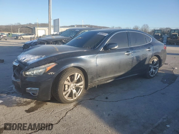 2015 Infiniti Q70 z VIN JN1BY1AP6FM542551, wystawiony jako Copart lot #46096695 z przebiegiem 164 056 mil mil oraz Szkoda całkowita • Salvage title. Historia ofert i sprzedaży dostępna na DreamBid. Obrazek 1.