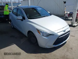 2019 Toyota Yaris L z VIN 3MYDLBYV5KY512111, wystawiony jako IAAI lot #42317107 z przebiegiem 74 632 mil mil oraz . Historia ofert i sprzedaży dostępna na DreamBid. Obrazek 1.