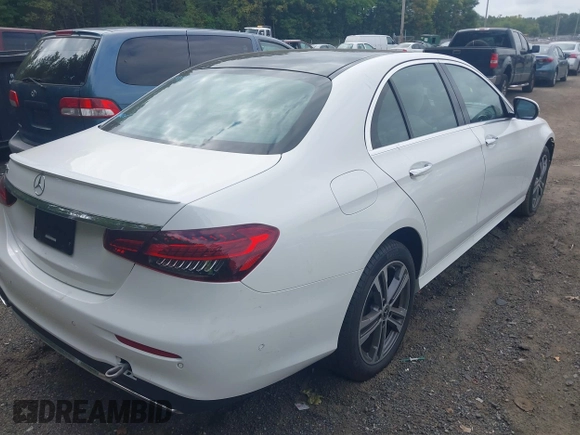2021 Mercedes-Benz E-Class E 350 with VIN W1KZF8DBXMB003732, listed as a IAAI auction lot 40275325 with 28,211 mi miles. Bid and sale history available at carsss.com. Image 4.