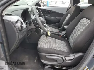 2021 Hyundai Kona SE z VIN KM8K12AAXMU610006, wystawiony jako Copart lot #50434295 z przebiegiem 43 853 mil mil oraz Szkoda całkowita • Salvage title. Historia ofert i sprzedaży dostępna na DreamBid. Obrazek 7.