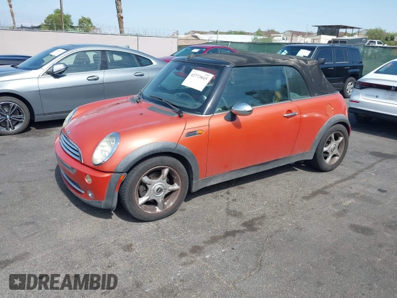 2005 MINI Convertible z VIN WMWRF33495TG10801, wystawiony jako IAAI lot #42773845 z przebiegiem 164 502 mil mil oraz . Historia ofert i sprzedaży dostępna na DreamBid. Obrazek 2.