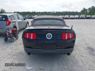2012 Ford Mustang V6 z VIN 1ZVBP8EM4C5276765, wystawiony jako IAAI lot #42606236 z przebiegiem 129 111 mil mil oraz . Historia ofert i sprzedaży dostępna na DreamBid. Obrazek 16.