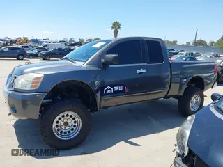 2006 Nissan Titan XE z VIN 1N6AA06B06N551578, wystawiony jako IAAI lot #42403828 z przebiegiem 143 420 mil mil oraz . Historia ofert i sprzedaży dostępna na DreamBid. Obrazek 14.