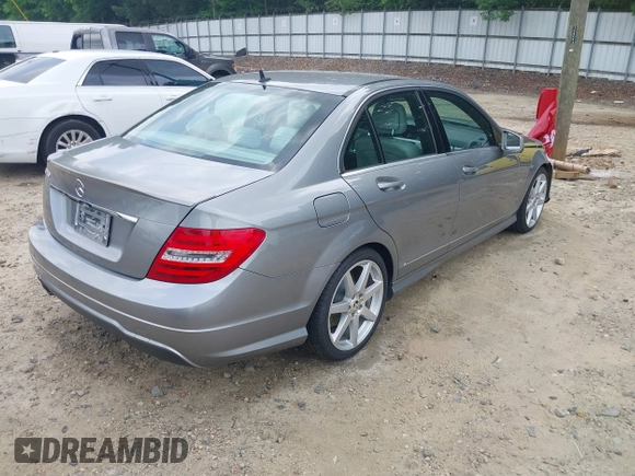 2014 Mercedes-Benz C 250 Sport z VIN WDDGF4HB6EA942040, wystawiony jako IAAI lot #42290082 z przebiegiem 91 327 mil mil oraz . Historia ofert i sprzedaży dostępna na DreamBid. Obrazek 4.