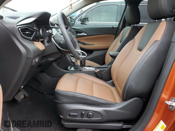 2022 Buick Encore GX Essence z VIN KL4MMFSL9NB021080, wystawiony jako Copart lot #42240785 z przebiegiem 38 164 mil mil oraz Czysty tytuł • Clean title. Historia ofert i sprzedaży dostępna na DreamBid. Obrazek 7.