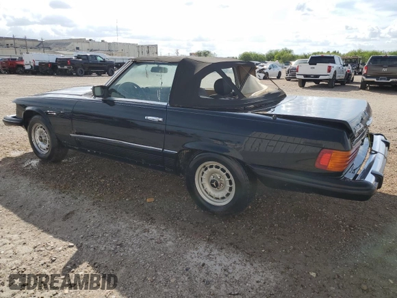 1982 Mercedes-Benz 380 SL z VIN WDBBA45A0CB015197, wystawiony jako Copart lot #77005124 z przebiegiem 96 588 mil mil oraz Czysty tytuł • Clean title. Historia ofert i sprzedaży dostępna na DreamBid. Obrazek 2.