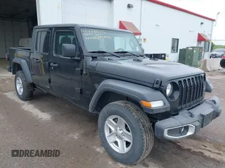 2023 Jeep Gladiator Sport S z VIN 1C6HJTAG8PL522548, wystawiony jako IAAI lot #42278010 z przebiegiem 58 491 mil mil oraz . Historia ofert i sprzedaży dostępna na DreamBid. Obrazek 1.