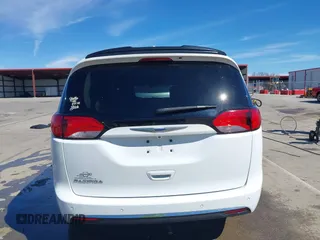 2018 Chrysler Pacifica Touring L Plus z VIN 2C4RC1EG3JR354886, wystawiony jako IAAI lot #41848820 z przebiegiem 109 185 mil mil oraz . Historia ofert i sprzedaży dostępna na DreamBid. Obrazek 17.
