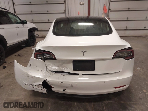 2019 Tesla Model 3 Mid Range z VIN 5YJ3E1EA5KF317542, wystawiony jako IAAI lot #42050461 z przebiegiem 55 054 mil mil oraz . Historia ofert i sprzedaży dostępna na DreamBid. Obrazek 17.