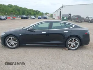 2013 Tesla Model S с VIN 5YJSA1CN1DFP08848, выставлен на аукционе IAAI как лот 42300243 с пробегом Не указан миль и . История ставок и продаж доступна на DreamBid. Изображение 13.