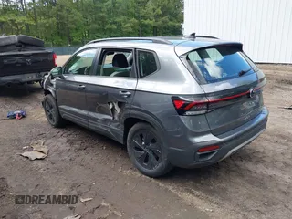 2025 Volkswagen Taos z VIN 3VV5C7B23SM012634, wystawiony jako IAAI lot #42342616 z przebiegiem 4381 mil mil oraz . Historia ofert i sprzedaży dostępna na DreamBid. Obrazek 3.