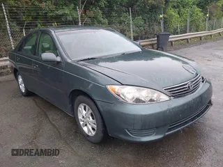 2006 Toyota Camry LE z VIN 4T1BF30K36U113786, wystawiony jako IAAI lot #42405582 z przebiegiem 136 928 mil mil oraz . Historia ofert i sprzedaży dostępna na DreamBid. Obrazek 1.