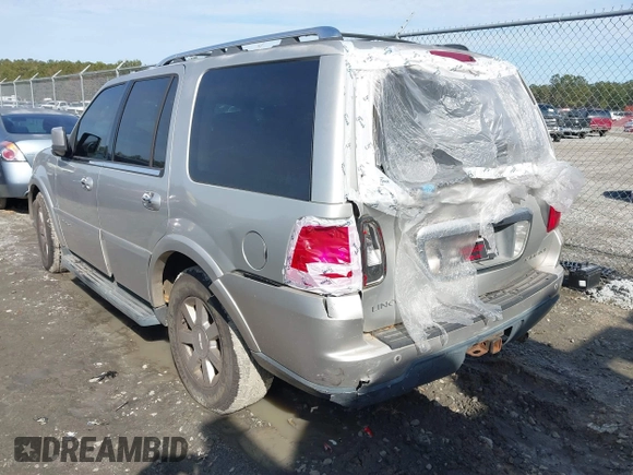 2005 Lincoln Navigator Luxury with VIN 5LMFU28535LJ01574, listed as a IAAI auction lot 41453324 with 197,935 mi miles. Bid and sale history available at carsss.com. Image 3.