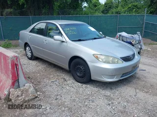 2005 Toyota Camry LE z VIN 4T1BE30K95U042336, wystawiony jako IAAI lot #42457598 z przebiegiem 270 991 mil mil oraz . Historia ofert i sprzedaży dostępna na DreamBid. Obrazek 1.
