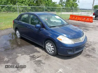 2007 Nissan Versa SL z VIN 3N1BC11E27L456176, wystawiony jako IAAI lot #42448244 z przebiegiem 195 387 mil mil oraz . Historia ofert i sprzedaży dostępna na DreamBid. Obrazek 1.