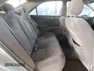 2005 Toyota Camry STD z VIN 4T1BE32K25U946848, wystawiony jako Copart lot #50825945 z przebiegiem 271 622 mil mil oraz Czysty tytuł • Clean title. Historia ofert i sprzedaży dostępna na DreamBid. Obrazek 10.
