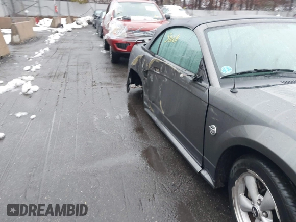 2004 Ford Mustang GT Deluxe z VIN 1FAFP45X74F128442, wystawiony jako IAAI lot #41580930 z przebiegiem 100 801 mil mil oraz . Historia ofert i sprzedaży dostępna na DreamBid. Obrazek 6.