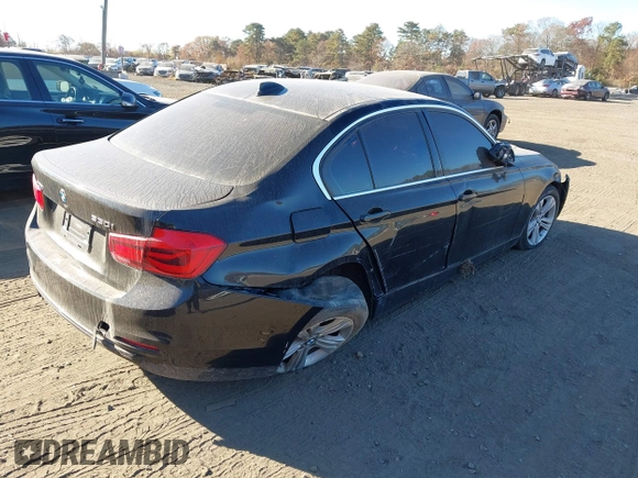 2018 BMW 3 Series 330i xDrive z VIN WBA8D9C51JEM33122, wystawiony jako IAAI lot #40811372 z przebiegiem 48 461 mil mil oraz . Historia ofert i sprzedaży dostępna na DreamBid. Obrazek 4.