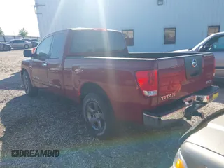 2005 Nissan Titan SE z VIN 1N6AA06A65N514475, wystawiony jako IAAI lot #42646219 z przebiegiem 142 736 mil mil oraz . Historia ofert i sprzedaży dostępna na DreamBid. Obrazek 3.