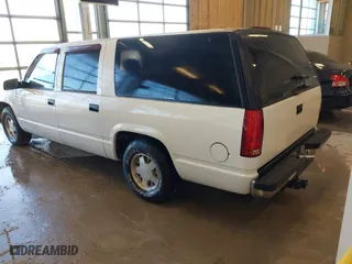 1998 Chevrolet Suburban with VIN 1GNEC16R5WJ358889, listed as a IAAI auction lot 41588573 with 185,298 mi miles. Bid and sale history available at carsss.com. Image 3.