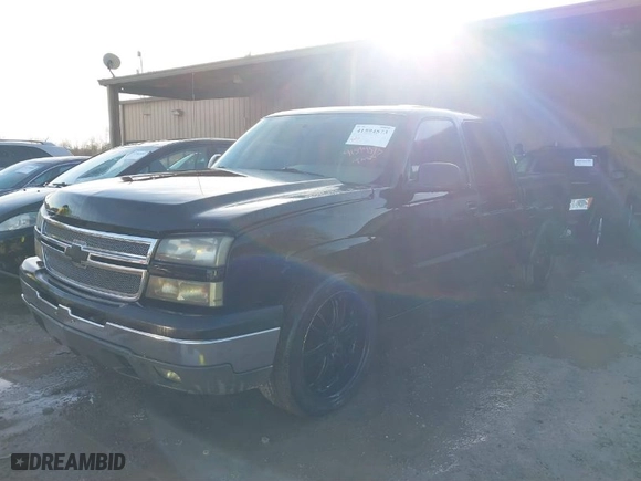 2006 Chevrolet Silverado 1500 LT1 with VIN 2GCEC13T561124724, listed as a IAAI auction lot 41594573 with 1 mi miles. Bid and sale history available at carsss.com. Image 2.