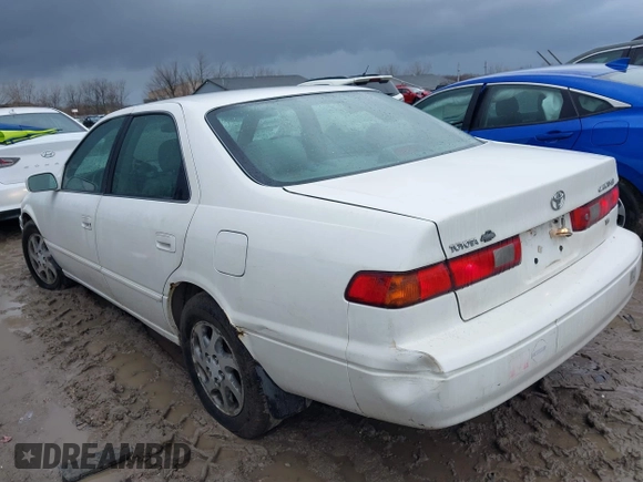 1999 Toyota Camry LE z VIN 4T1BF28K4XU931902, wystawiony jako IAAI lot #41707824 z przebiegiem 171 224 mil mil oraz . Historia ofert i sprzedaży dostępna na DreamBid. Obrazek 3.