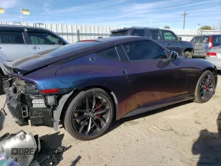 2024 Nissan Z Performance z VIN JN1BZ4BH1RM365076, wystawiony jako Copart lot #83061394 z przebiegiem 2 352 mil mil oraz Szkoda całkowita • Salvage title. Historia ofert i sprzedaży dostępna na DreamBid. Obrazek 3.