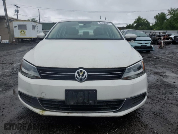 2013 Volkswagen Jetta SE z VIN 3VWBX7AJXDM432714, wystawiony jako Copart lot #61093845 z przebiegiem 69 098 mil mil oraz Czysty tytuł • Clean title. Historia ofert i sprzedaży dostępna na DreamBid. Obrazek 5.