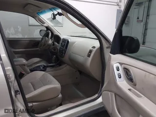 2005 Ford Escape XLT with VIN 1FMYU93135KA70647, listed as a IAAI auction lot 41740901 with 219,117 mi miles. Bid and sale history available at carsss.com. Image 5.