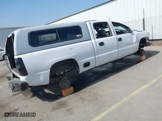 2002 GMC Sierra 2500HD SLE with VIN 1GTHK23U22F188186, listed as a IAAI auction lot 39751839 with 225,407 mi miles. Bid and sale history available at carsss.com. Image 4.