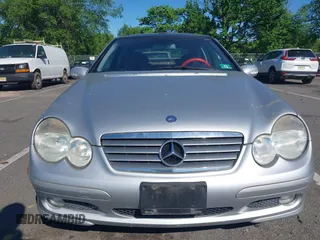 2003 Mercedes-Benz C 230 Kompressor z VIN WDBRN40J73A485209, wystawiony jako IAAI lot #42304130 z przebiegiem 66 209 mil mil oraz . Historia ofert i sprzedaży dostępna na DreamBid. Obrazek 6.