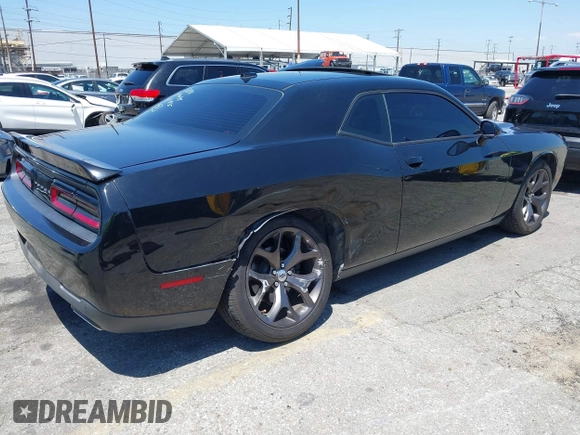 2018 Dodge Challenger SXT z VIN 2C3CDZAG3JH258838, wystawiony jako IAAI lot #42223754 z przebiegiem 102 827 mil mil oraz . Historia ofert i sprzedaży dostępna na DreamBid. Obrazek 4.
