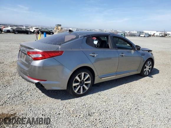 2013 Kia Optima SX с VIN 5XXGR4A63DG152535, выставлен на аукционе Copart как лот 63614895 с пробегом 172 394 миль миль и Списание • Salvage title. История ставок и продаж доступна на DreamBid. Изображение 3.
