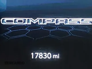 2023 Jeep Compass (RED) Edition z VIN 3C4NJDCN5PT536179, wystawiony jako IAAI lot #41621950 z przebiegiem 17 830 mil mil oraz . Historia ofert i sprzedaży dostępna na DreamBid. Obrazek 16.