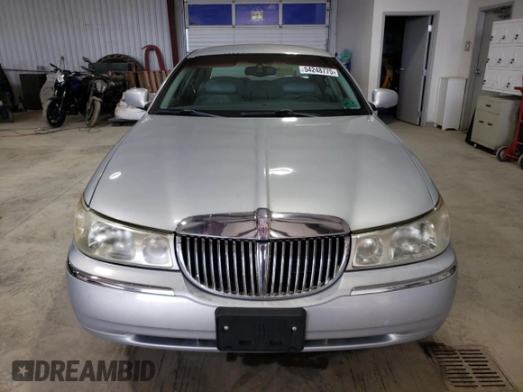 2002 Lincoln Town Car Executive z VIN 1LNHM81W32Y628546, wystawiony jako Copart lot #54248775 z przebiegiem 188 496 mil mil oraz Czysty tytuł • Clean title. Historia ofert i sprzedaży dostępna na DreamBid. Obrazek 5.