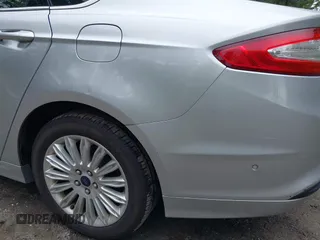 2013 Ford Fusion SE Hybrid z VIN 3FA6P0LU1DR291060, wystawiony jako IAAI lot #42731674 z przebiegiem 93 918 mil mil oraz . Historia ofert i sprzedaży dostępna na DreamBid. Obrazek 6.