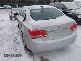 2015 Chevrolet Cruze LS z VIN 1G1PA5SH6F7240786, wystawiony jako IAAI lot #41614478 z przebiegiem 103 978 mil mil oraz . Historia ofert i sprzedaży dostępna na DreamBid. Obrazek 3.