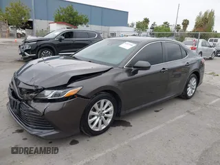 2019 Toyota Camry LE z VIN 4T1B11HK7KU702244, wystawiony jako IAAI lot #42073380 z przebiegiem 72 602 mil mil oraz . Historia ofert i sprzedaży dostępna na DreamBid. Obrazek 17.