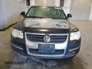 2009 Volkswagen Touareg VR6 z VIN WVGBE77L29D015958, wystawiony jako Copart lot #52019505 z przebiegiem 179 339 mil mil oraz Czysty tytuł • Clean title. Historia ofert i sprzedaży dostępna na DreamBid. Obrazek 5.