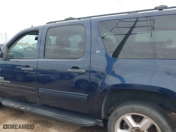 2009 Chevrolet Suburban LT w/2LT with VIN 1GNFC26JX9R280829, listed as a IAAI auction lot 41551580 with 214,351 mi miles. Bid and sale history available at carsss.com. Image 14.