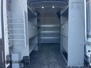 2023 Ford Transit Cargo z VIN 1FTBR1X82PKC09240, wystawiony jako IAAI lot #42818716 z przebiegiem 13 896 mil mil oraz . Historia ofert i sprzedaży dostępna na DreamBid. Obrazek 5.