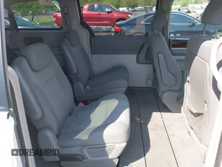 2010 Chrysler Town & Country Touring z VIN 2A4RR5D17AR189762, wystawiony jako IAAI lot #42188586 z przebiegiem 185 173 mil mil oraz . Historia ofert i sprzedaży dostępna na DreamBid. Obrazek 8.