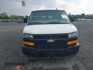 2020 Chevrolet Express Passenger LS z VIN 1GAZGNFP7L1212812, wystawiony jako IAAI lot #42263328 z przebiegiem 350 936 mil mil oraz . Historia ofert i sprzedaży dostępna na DreamBid. Obrazek 11.