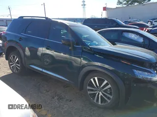 2024 Nissan Pathfinder Platinum z VIN 5N1DR3DH1RC223387, wystawiony jako IAAI lot #41600939 z przebiegiem 34 441 mil mil oraz . Historia ofert i sprzedaży dostępna na DreamBid. Obrazek 13.