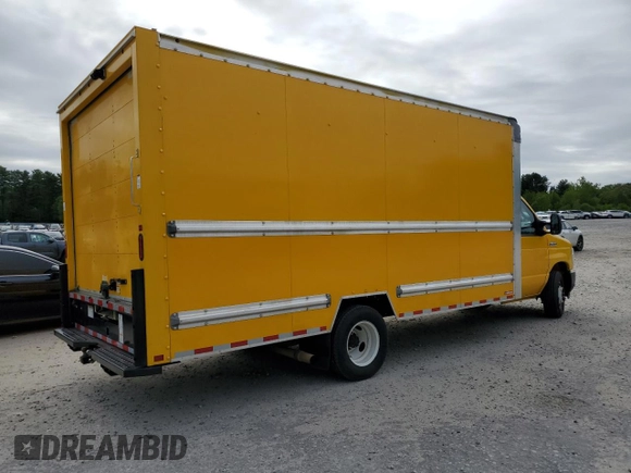 2022 Ford Econoline Cargo z VIN 1FDWE3FN6NDC11716, wystawiony jako Copart lot #57756385 z przebiegiem 89 924 mil mil oraz Tytuł czysty. Historia ofert i sprzedaży dostępna na DreamBid. Obrazek 3.